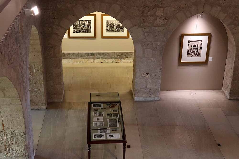 La sala de exposiciones del Arco de Santa María acoge la muestra 'El rostro de las letras'