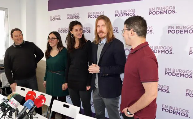 Pablo Fernández (centro) ha querido arropar a Blanca Guinea y Raúl Salinero en su nuevo papel municipal a la defensa de Podemos