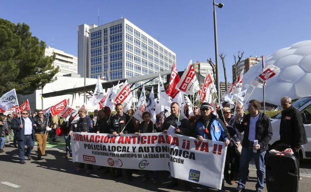 Movilizaciones de los policías locales delante de la Delegación del Gobierno en Valladolid,