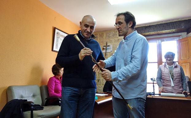 El nuevo alcalde, Jesús Arce, PSOE, recibe el bastón de mando de Jokin Garmilla, anterior alcalde