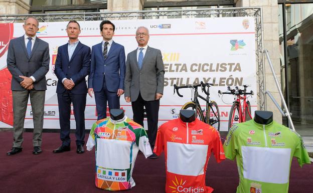 José Luis López Cerrón, presidente de la Federación Española de Ciclismo; Lale Cubino, director de la carrera; Alfonso Lahuerta, director general de Deportes de la Junta de Castilla y León; y Luis Roberto Coca Cuéllar, presidente de la Federación de Ciclismo de Castilla y León, durante la presentación. 