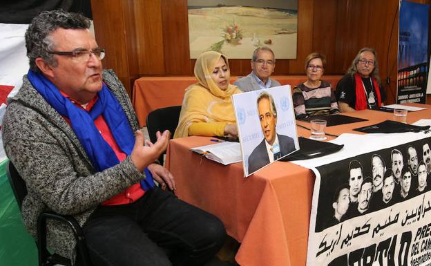 José Taboada, en primer plano, durante la asamblea de CEAS-Sahara. 