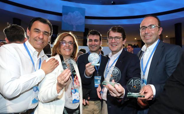 El coordinador general del PP, Fernando Martínez Maíllo (izquierda), posa junto a la presidenta de la Diputación de Palencia, Ángeles Armisén, el alcalde de Medina de Rioseco (Valladolid), David Esteban, el alcalde de Salamanca, Alfonso Fernández Mañueco, y el vicepresidente primero de la Diputación de Valladolid, Víctor Alonso (derecha), galardonados con los Premios Iniciativa a las Buenas Prácticas Municipales, dentro de la Convención Nacional del PP en Sevilla.