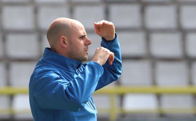 Alfredo Álvarez, técnico del CD Izarra.