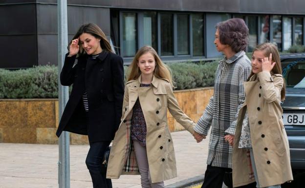 La reina Letizia acompañada por la reina Sofía, la princesa Leonor y la infanta Sofía.