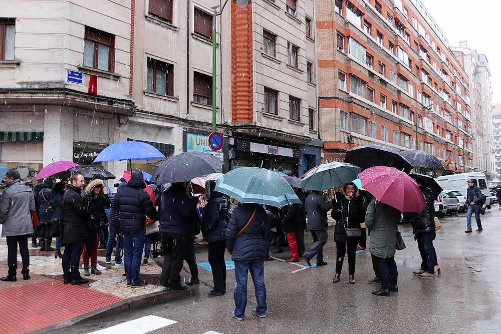 La calle Julio Sáez de la Hoya ya luce nuevo nombre. Esta mañana se ha descubierto la placa con el nombre de Ana Mª Lopidana