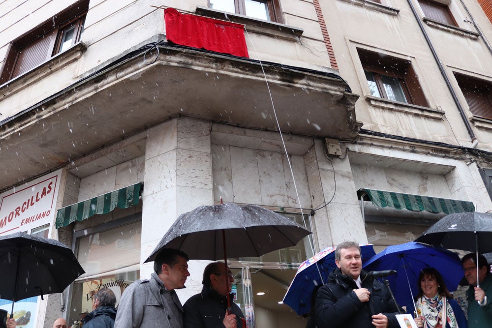 La calle Julio Sáez de la Hoya ya luce nuevo nombre. Esta mañana se ha descubierto la placa con el nombre de Ana Mª Lopidana