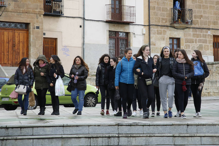 La amenaza de lluvia y el frío han hecho que la mayoría de los salmantinos optase por no salir de casa para comerse el hornazo