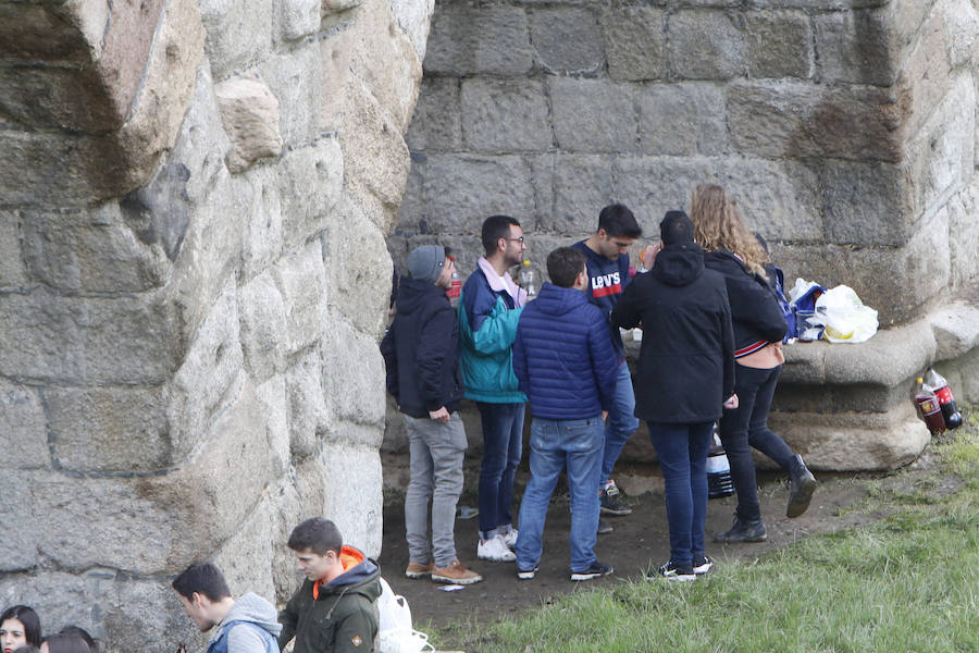 La amenaza de lluvia y el frío han hecho que la mayoría de los salmantinos optase por no salir de casa para comerse el hornazo