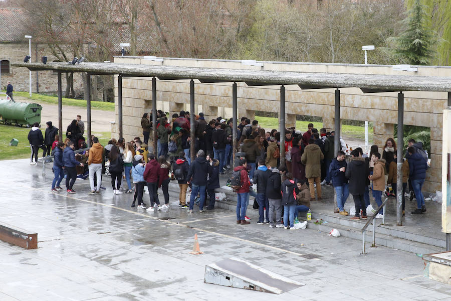 La amenaza de lluvia y el frío han hecho que la mayoría de los salmantinos optase por no salir de casa para comerse el hornazo