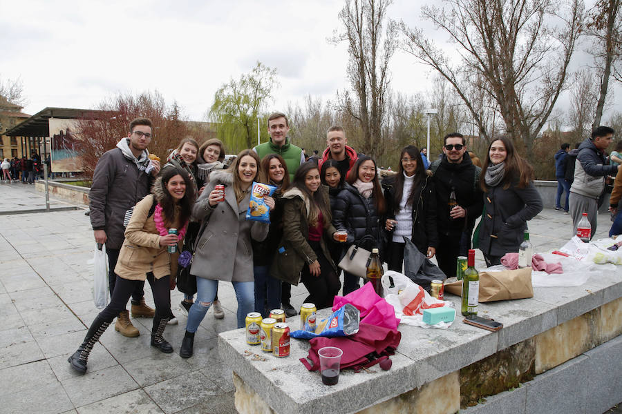 La amenaza de lluvia y el frío han hecho que la mayoría de los salmantinos optase por no salir de casa para comerse el hornazo