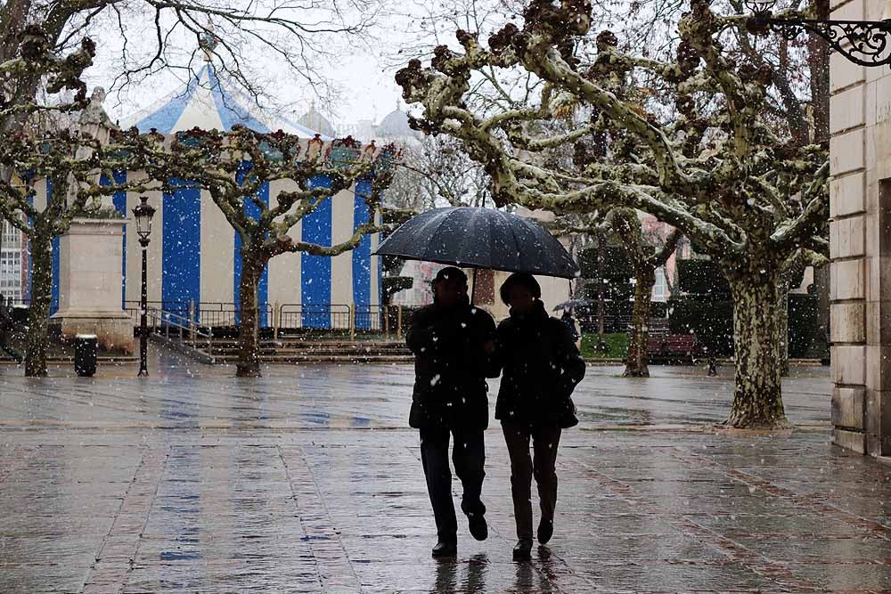 Fotos: Lunes de nieve en Burgos