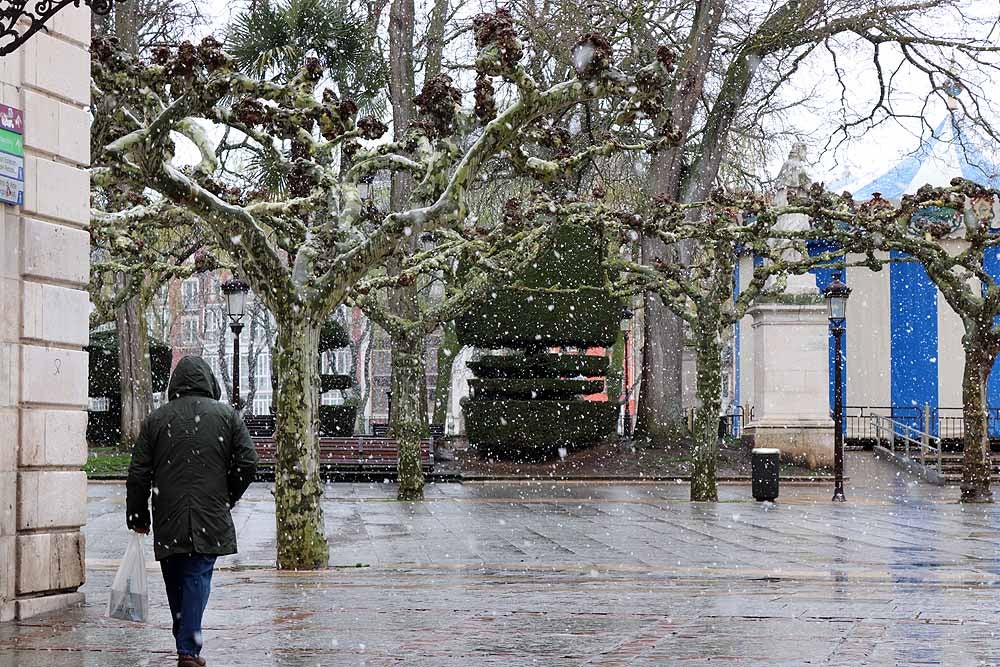 Fotos: Lunes de nieve en Burgos