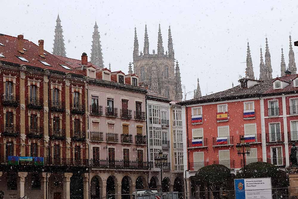 Fotos: Lunes de nieve en Burgos