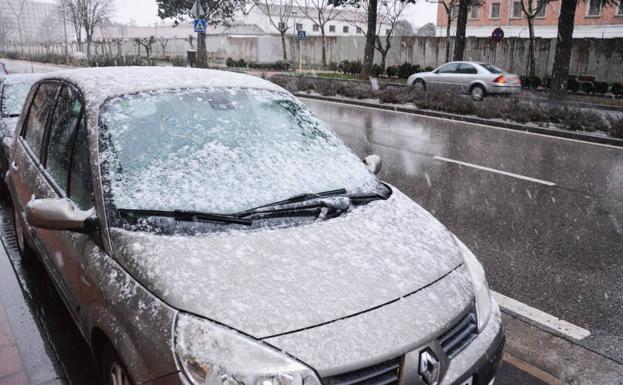 A primera hora han caído copos de nieve en la capital provincial.