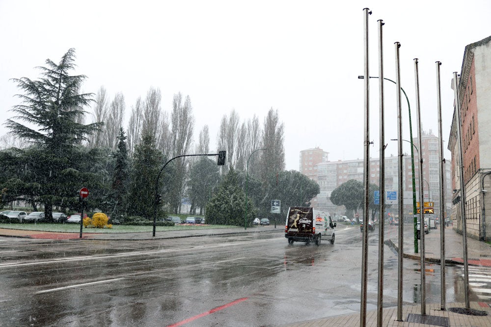 Fotos: La nieve continúa el martes en Burgos