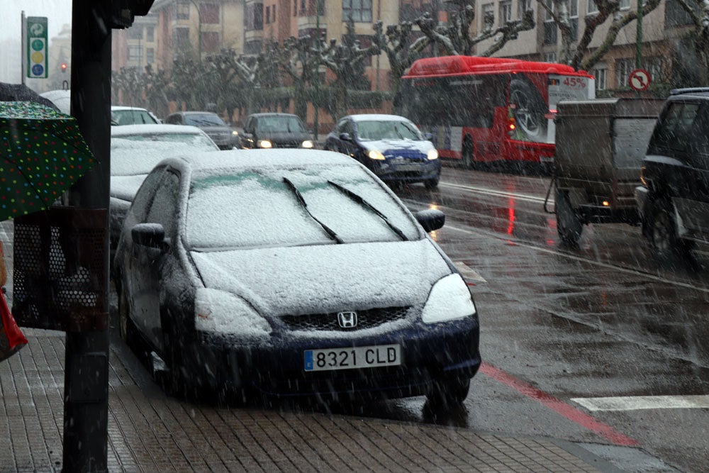 Fotos: La nieve continúa el martes en Burgos