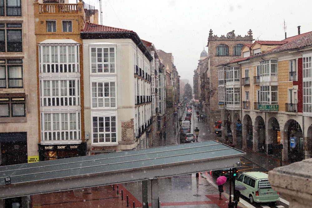 Fotos: La nieve continúa el martes en Burgos