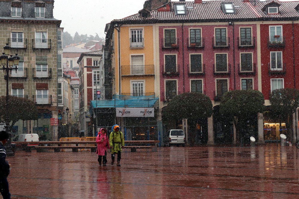 Fotos: La nieve continúa el martes en Burgos