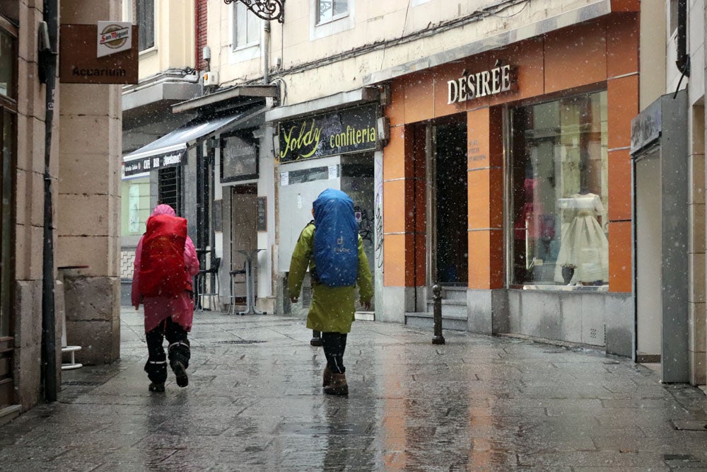 Fotos: La nieve continúa el martes en Burgos