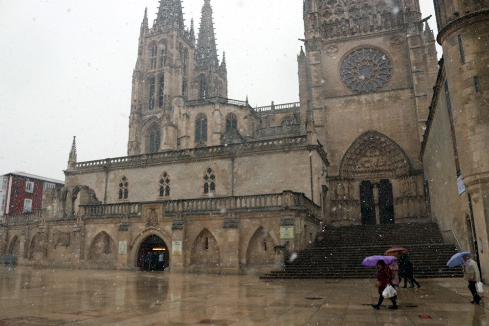 Fotos: La nieve continúa el martes en Burgos