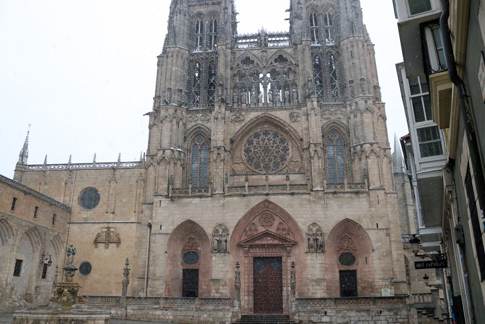 Fotos: La nieve continúa el martes en Burgos