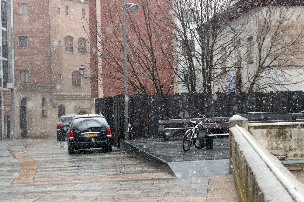 Fotos: La nieve continúa el martes en Burgos