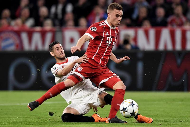 El Bayern de Múnich y el Sevilla, durante el choque de vuelta de cuartos de la Champions en el Allianz Arena.