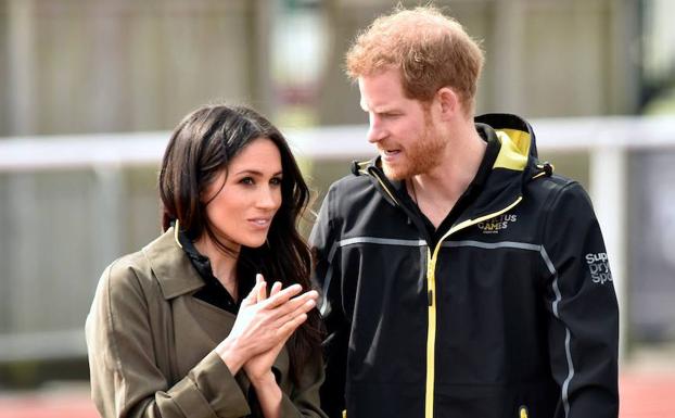 El príncipe Enrique (d) y su prometida, la estadounidense Meghan Markle, visitan la Universidad de Bath. 