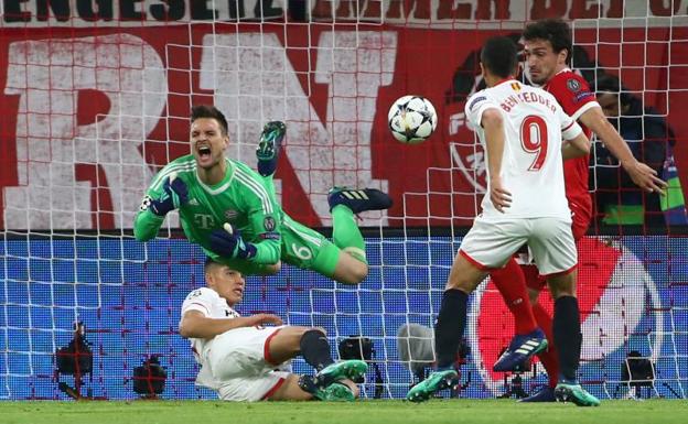 Ben Yedder intenta rematar a la portería del Bayern. 