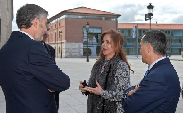 El rector, Pérez Mateos, junto a la presidenta de las Cortes, Silvia Clemente