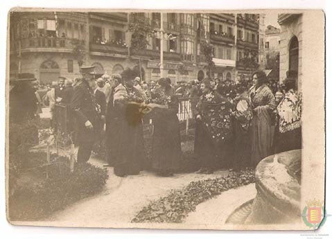 El Rey Alfonso XIII y Victoria Eugenia en el jardín de la Casa de Cervantes, durante su visita a la ciudad con motivo de la colocación de la primera piedra de la nueva Academia de Caballería.