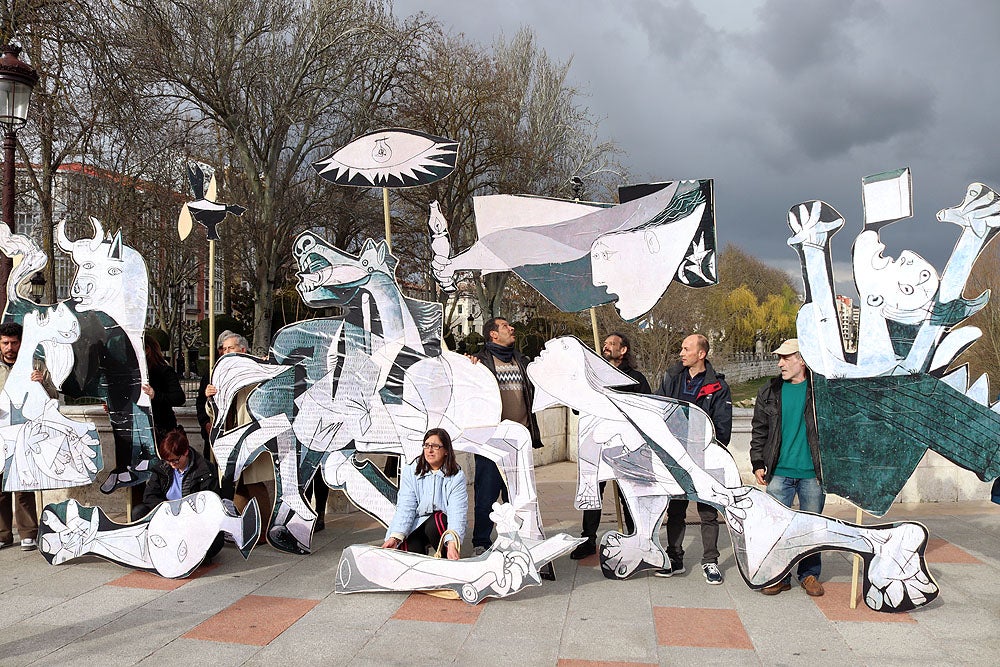 Fotos: El Guernica sale de paseo