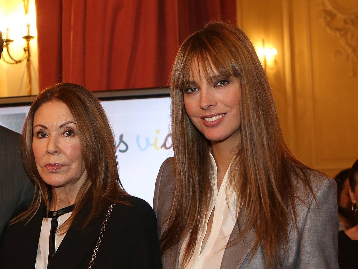 La modelo Estefanía Luyk es hija de Paquita Torres, Miss España (1966) y Miss Europa (1967); y del exjugador de baloncesto, Clifford Luyk.