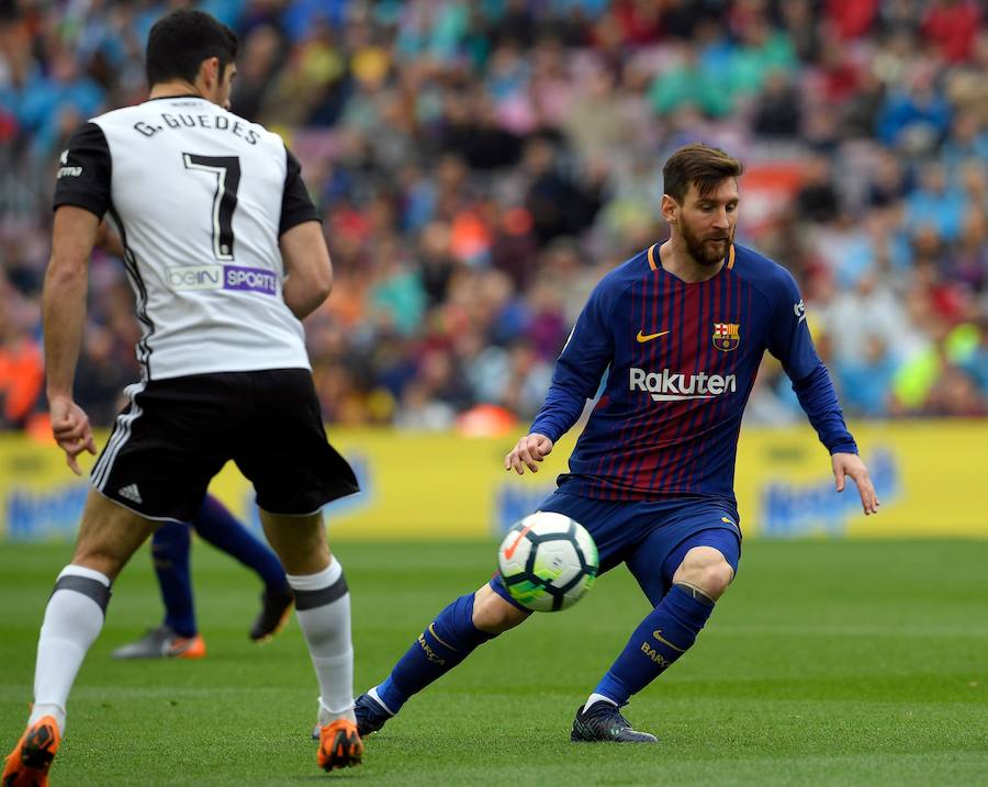 El Barça ganó 2-1 en el Camp Nou a un Valencia que vio portería gracias a un penalti en el 86'. El FC Barcelona, más líder, a falta de 6 jornadas. 