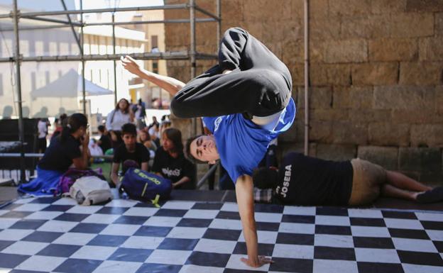 Una actuación de danza urbana durante una edición del FÀCYL.