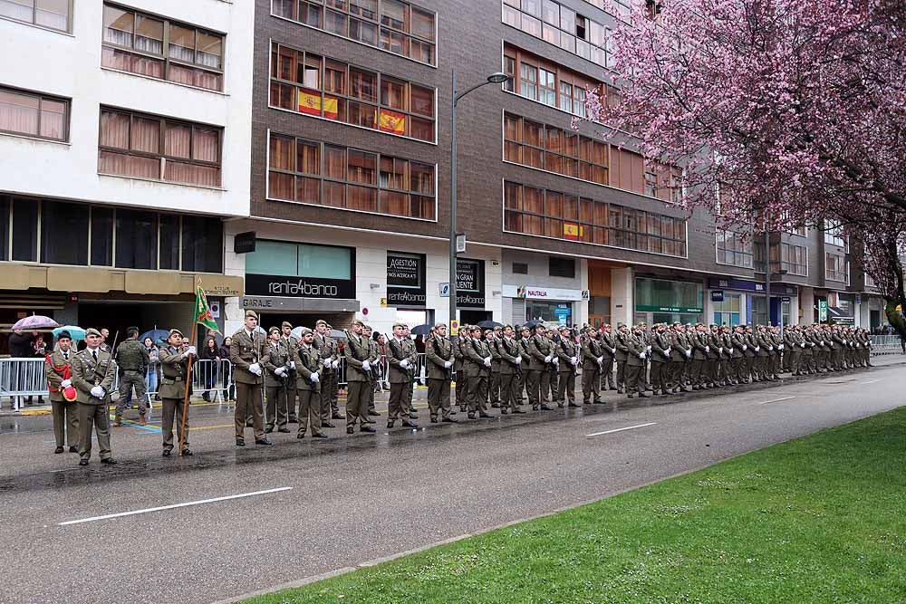 La Avenida de la Paz ha acogido, un año más, el tradicional homenaje a la bandera nacional, con desfile militar