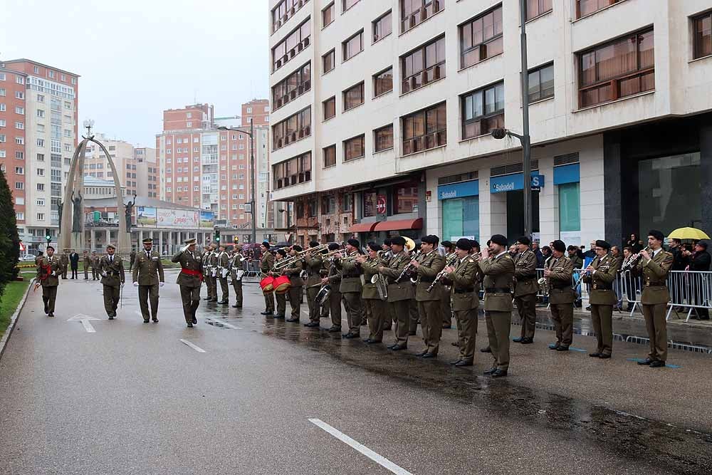 La Avenida de la Paz ha acogido, un año más, el tradicional homenaje a la bandera nacional, con desfile militar