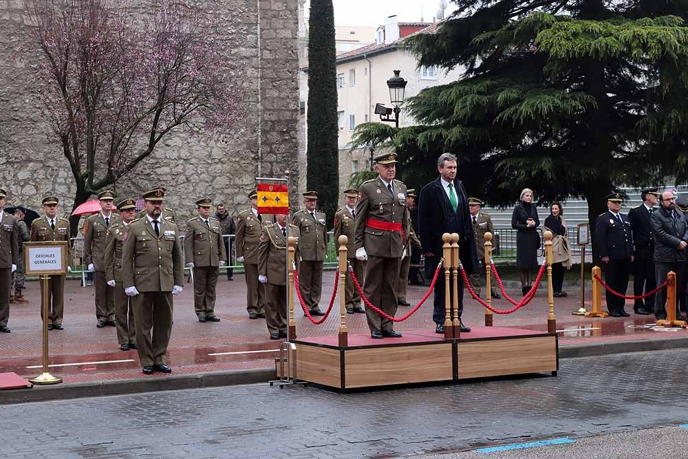 La Avenida de la Paz ha acogido, un año más, el tradicional homenaje a la bandera nacional, con desfile militar