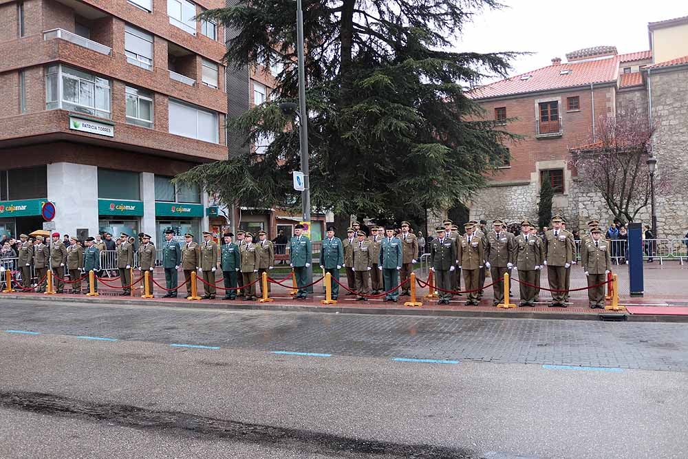 La Avenida de la Paz ha acogido, un año más, el tradicional homenaje a la bandera nacional, con desfile militar