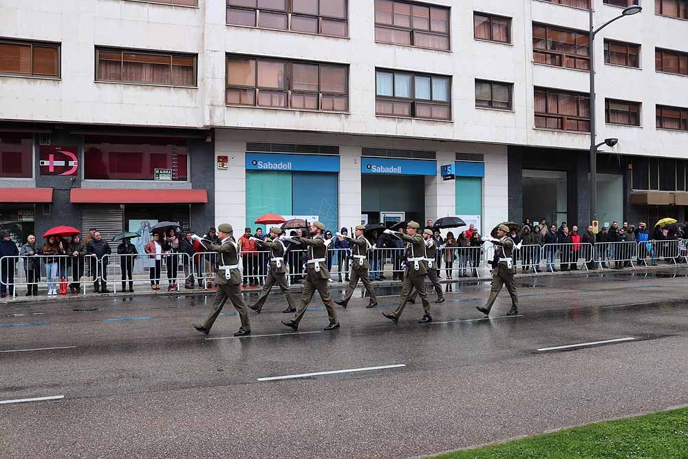 La Avenida de la Paz ha acogido, un año más, el tradicional homenaje a la bandera nacional, con desfile militar