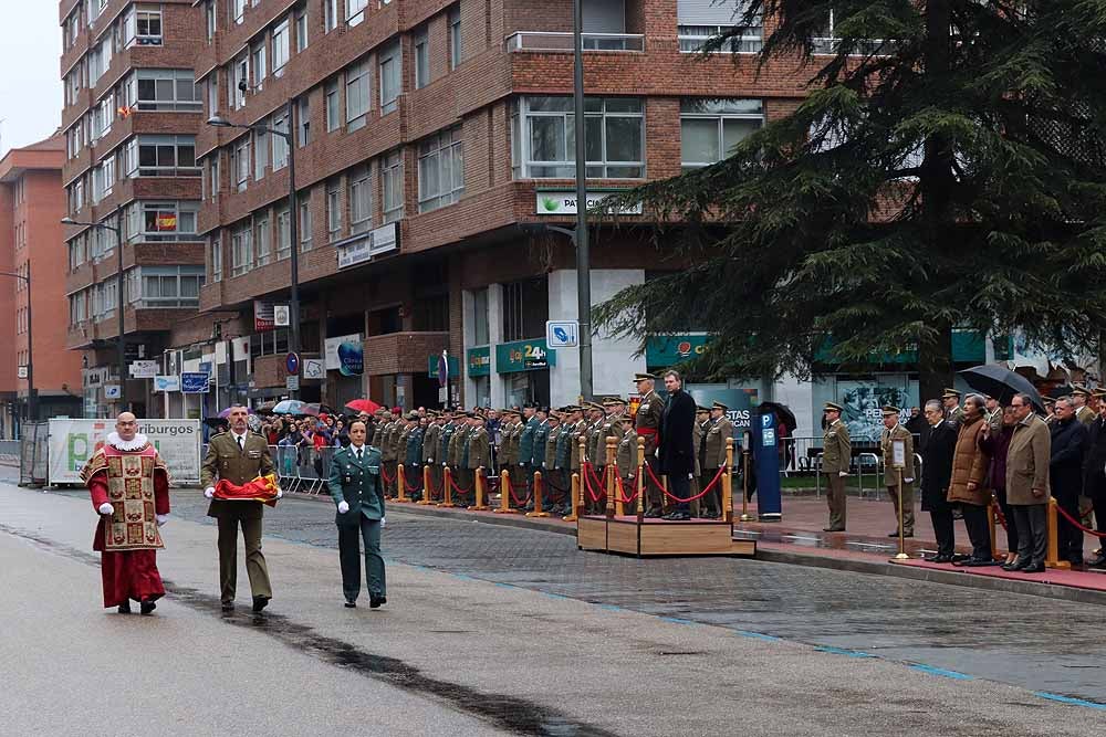 La Avenida de la Paz ha acogido, un año más, el tradicional homenaje a la bandera nacional, con desfile militar