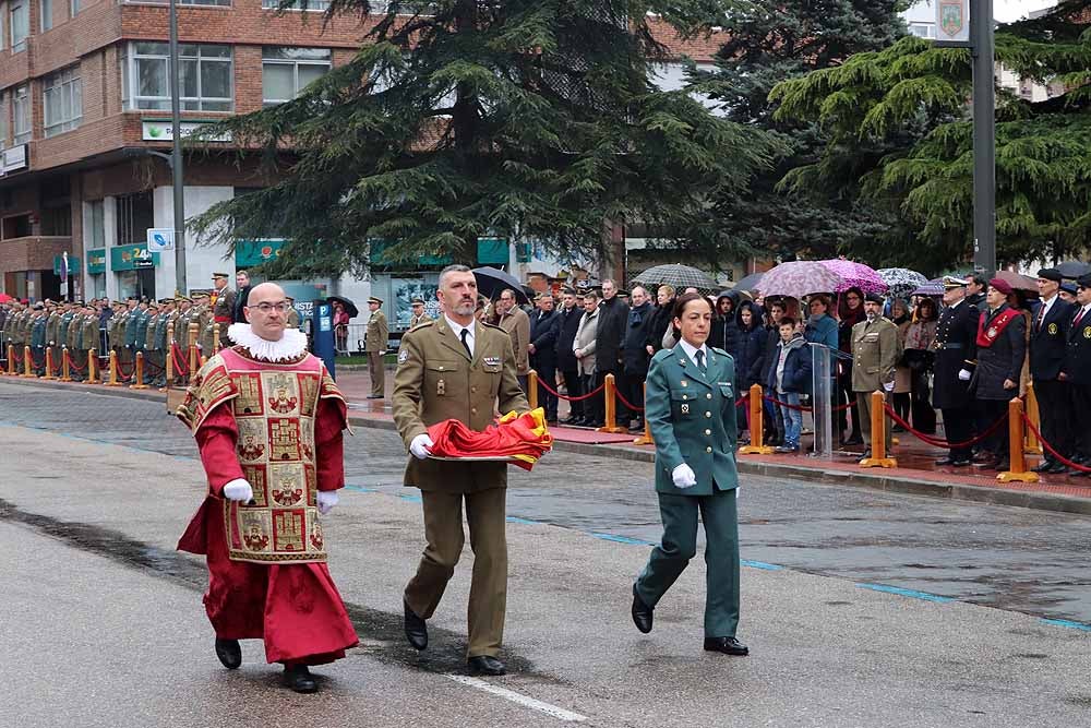 La Avenida de la Paz ha acogido, un año más, el tradicional homenaje a la bandera nacional, con desfile militar