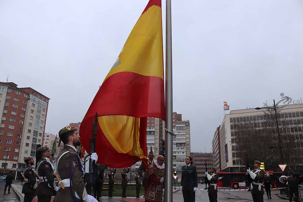 La Avenida de la Paz ha acogido, un año más, el tradicional homenaje a la bandera nacional, con desfile militar