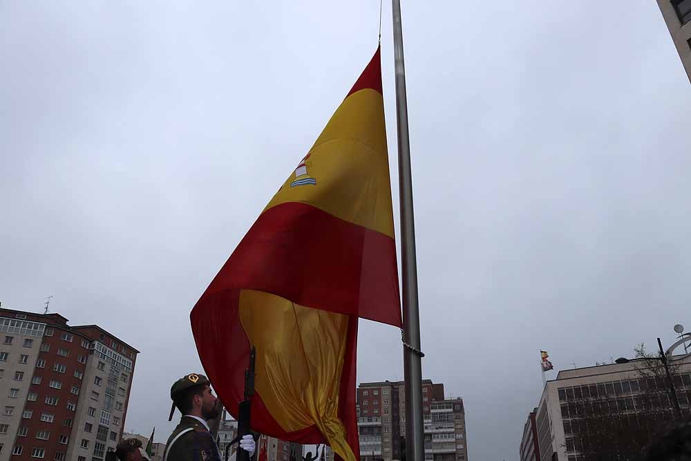 La Avenida de la Paz ha acogido, un año más, el tradicional homenaje a la bandera nacional, con desfile militar