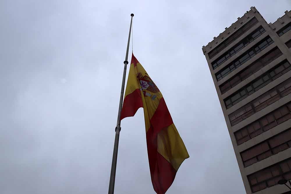 La Avenida de la Paz ha acogido, un año más, el tradicional homenaje a la bandera nacional, con desfile militar