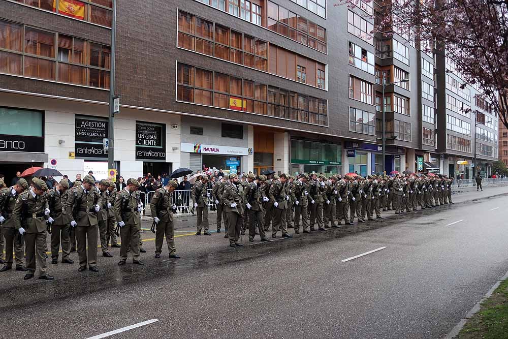 La Avenida de la Paz ha acogido, un año más, el tradicional homenaje a la bandera nacional, con desfile militar