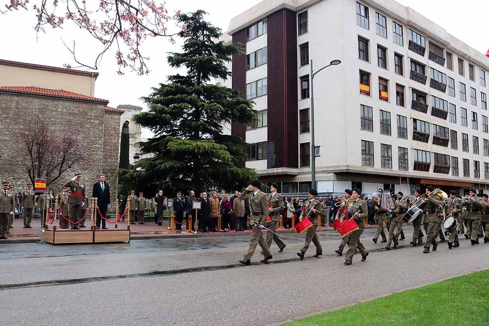 La Avenida de la Paz ha acogido, un año más, el tradicional homenaje a la bandera nacional, con desfile militar