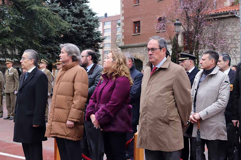 La Avenida de la Paz ha acogido, un año más, el tradicional homenaje a la bandera nacional, con desfile militar