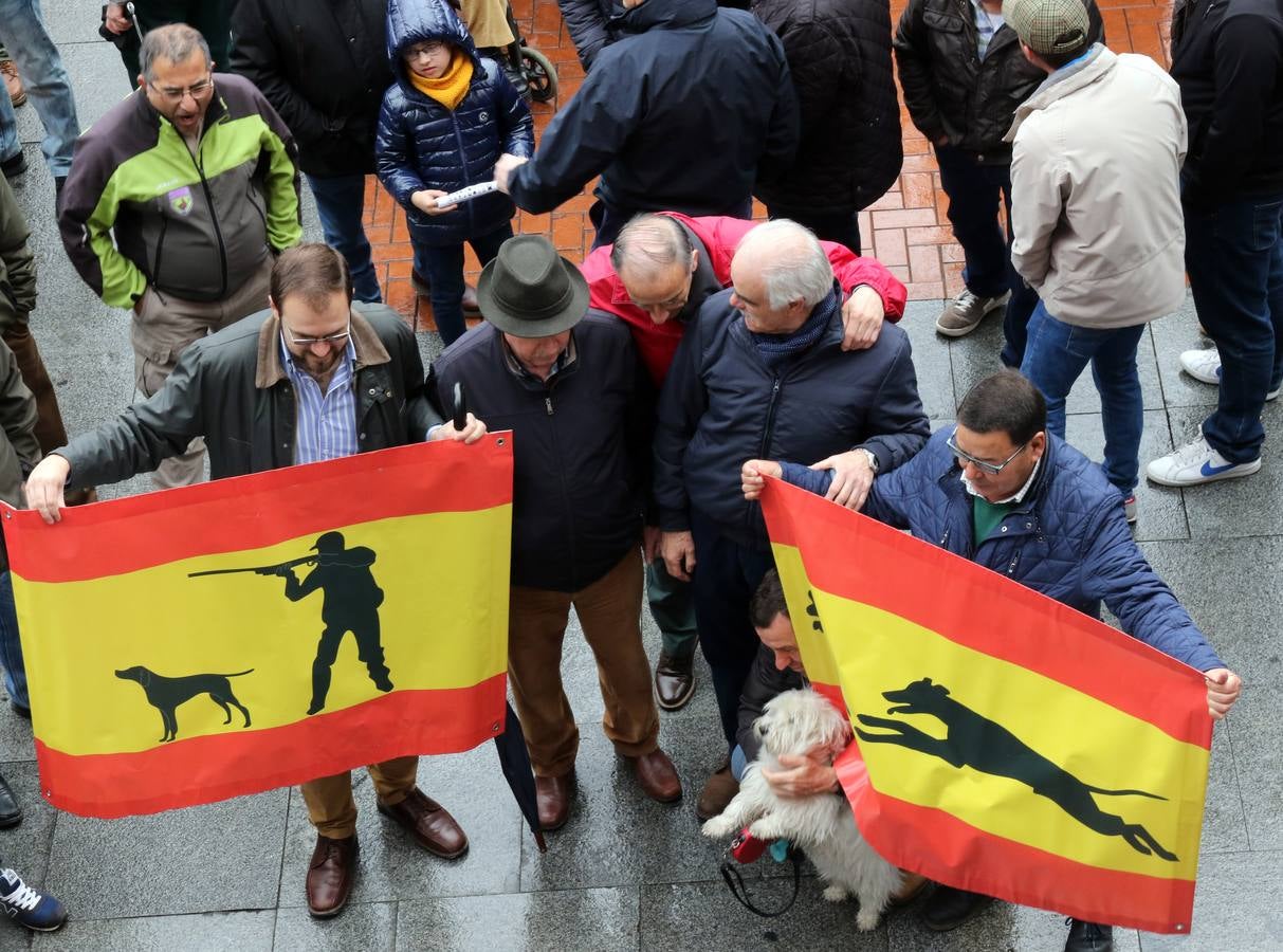 Un millar de personas se han dado cita en la Plaza Mayor para defender la actividad cinegética y contra de la escalada de ataques y provocaciones que, según denuncian, vienen sufriendo por parte de grupos animalistas y ecologistas